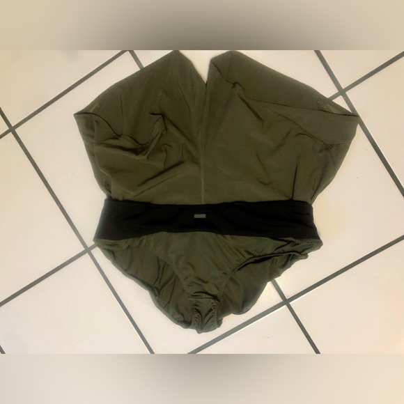 Ladies Old Navy Active brand lightweight army green sport shorts with panty - Picture 4 of 4